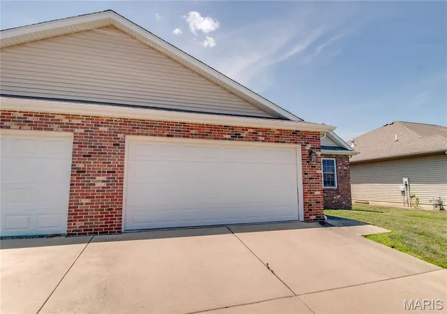 Photo 3 of Single family home for sale at 2909 Sandy Ln, Springfield, IL 62711 | MLS# MIS26046909 | Listing updated on 2026-09-11