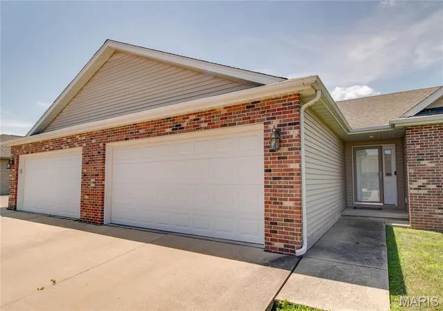 Photo 3 of Single family home for sale at 2909 Sandy Ln, Springfield, IL 62711 | MLS# MIS26046909 | Listing updated on 2026-09-11