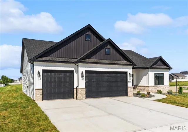Photo 3 of Single family home for sale at 3023 Mobile Dr, Glen Carbon, IL 62034 | MLS# MIS26047186 | Listing updated on 2026-09-14