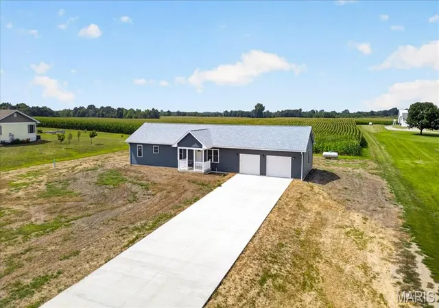 Photo 3 of Single family home for sale at 28500 Old Fidelity Rd, Jerseyville, IL 62052 | MLS# MIS26047551 | Listing updated on 2026-09-14