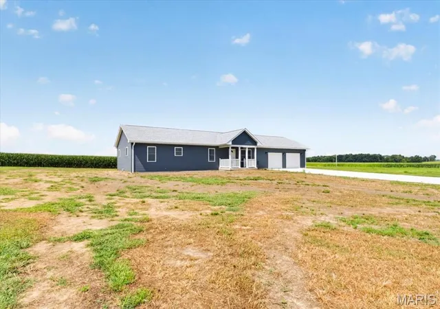 Photo 4 of Single family home for sale at 28500 Old Fidelity Rd, Jerseyville, IL 62052 | MLS# MIS26047551 | Listing updated on 2026-10-06