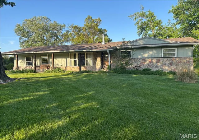 Photo 1 of Sale Pending at 2 Saint Raymond Dr, Saint Peters, MO 63376 | MLS# MIS26047647 | Listing updated on 2026-09-22
