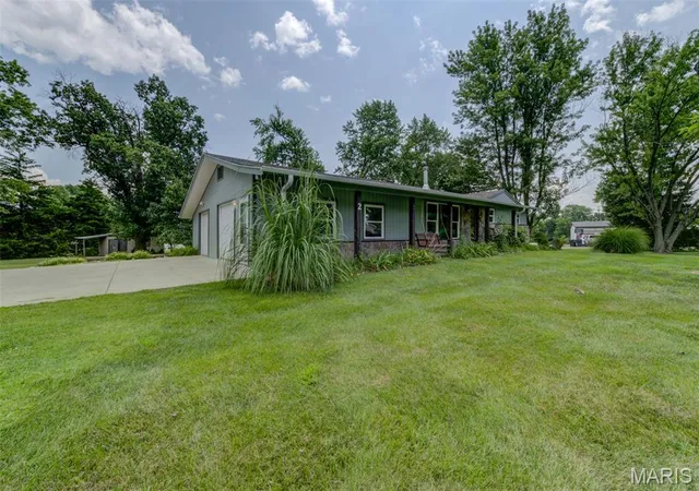 Photo 3 of Sale Pending at 2 Saint Raymond Dr, Saint Peters, MO 63376 | MLS# MIS26047647 | Listing updated on 2026-09-22
