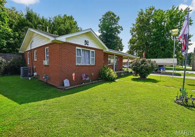 Photo 3 of Sale Pending at 914 Delano St, Poplar Bluff, MO 63901 | MLS# MIS26047735 | Listing updated on 2026-09-14