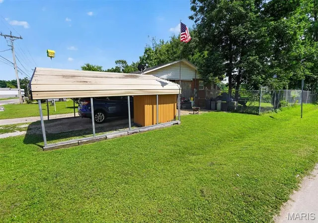 Photo 3 of Sale Pending at 914 Delano St, Poplar Bluff, MO 63901 | MLS# MIS26047735 | Listing updated on 2026-09-14