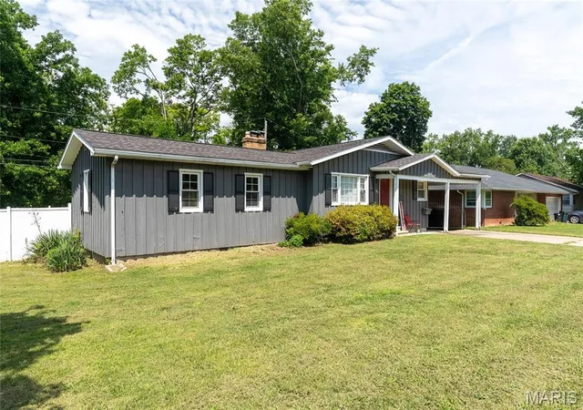 Photo 2 of Single family home for sale at 383 Park Ln, Herrin, IL 62948 | MLS# MIS26047774 | Listing updated on 2026-09-11
