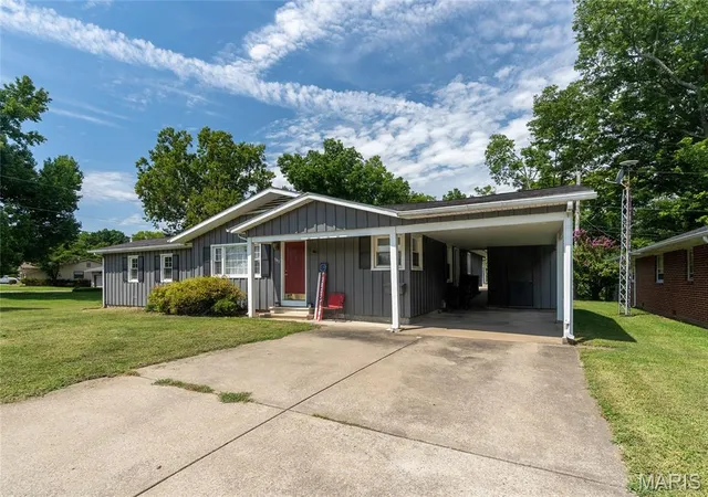 Photo 3 of Single family home for sale at 383 Park Ln, Herrin, IL 62948 | MLS# MIS26047774 | Listing updated on 2026-09-11