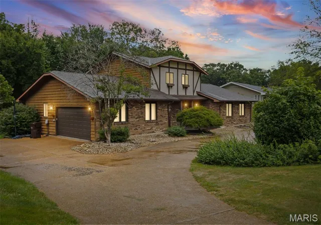 Photo 1 of Single family home for sale at 37 Oakwood Pl, Jerseyville, IL 62052 | MLS# MIS26047784 | Listing updated on 2026-09-10