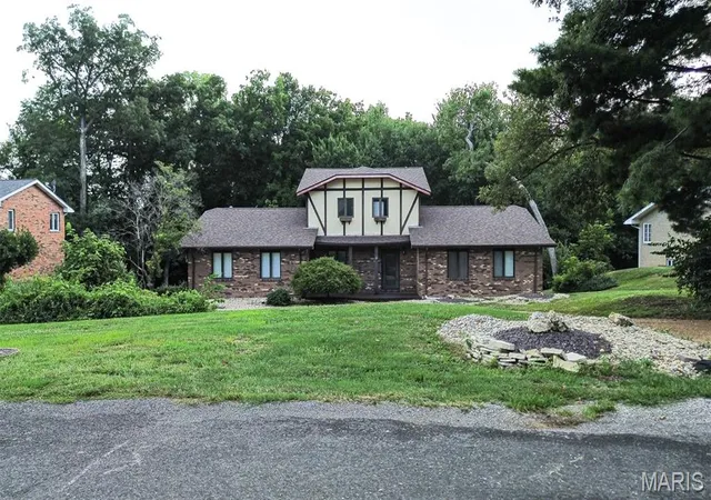 Photo 2 of Single family home for sale at 37 Oakwood Pl, Jerseyville, IL 62052 | MLS# MIS26047784 | Listing updated on 2026-09-10