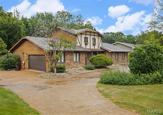 Photo 3 of Single family home for sale at 37 Oakwood Pl, Jerseyville, IL 62052 | MLS# MIS26047784 | Listing updated on 2026-09-10