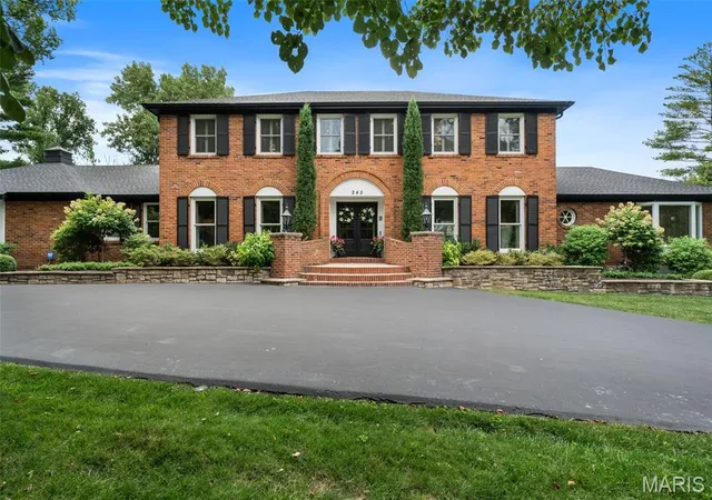 Photo 3 of Sale Pending at 245 Litcheford Ct, Saint Louis, MO 63141 | MLS# MIS26048181 | Listing updated on 2026-09-15