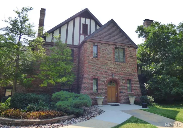 Photo 2 of Sale Pending at 9 Bellerive Acres, Saint Louis, MO 63121 | MLS# MIS26048205 | Listing updated on 2026-10-07