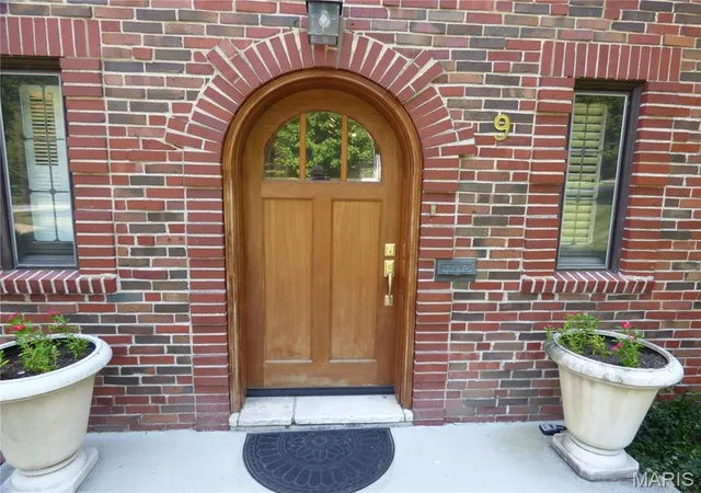 Photo 3 of Sale Pending at 9 Bellerive Acres, Saint Louis, MO 63121 | MLS# MIS26048205 | Listing updated on 2026-10-07
