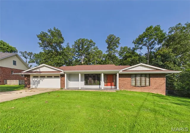 Photo 3 of Sale Pending at 2035 Woodhaven Rd, Poplar Bluff, MO 63901 | MLS# MIS26048303 | Listing updated on 2026-09-10