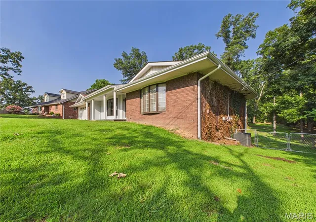 Photo 3 of Sale Pending at 2035 Woodhaven Rd, Poplar Bluff, MO 63901 | MLS# MIS26048303 | Listing updated on 2026-09-10