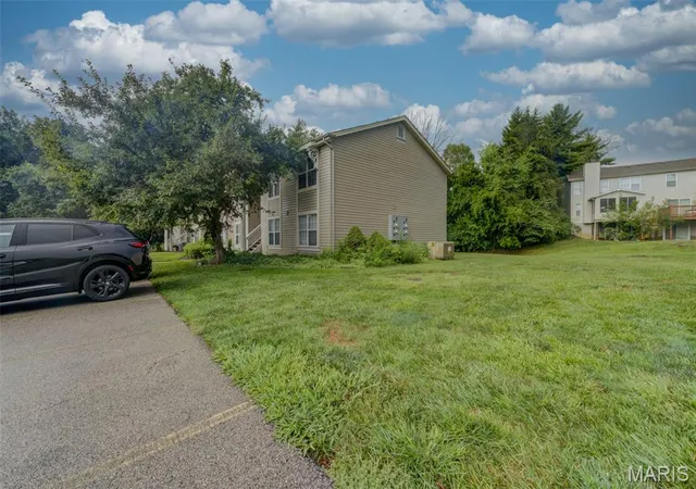 Photo 2 of Sale Pending at 77 Sugar Glen Ct, Saint Peters, MO 63376 | MLS# MIS26048837 | Listing updated on 2026-09-15