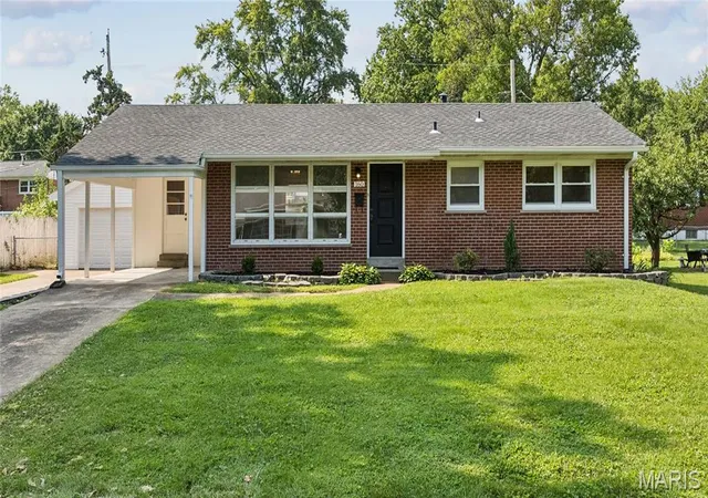 Photo 1 of Single family home for sale at 160 Saint Patrick Ln, Florissant, MO 63031 | MLS# MIS26049103 | Listing updated on 2026-09-14