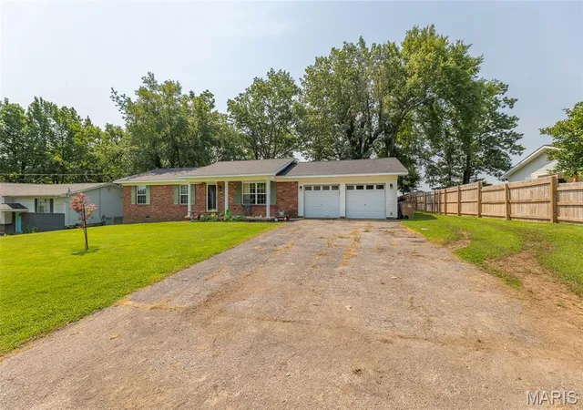 Photo 3 of Sale Pending at 2626 Valley Crst, Poplar Bluff, MO 63901 | MLS# MIS26049184 | Listing updated on 2026-10-05