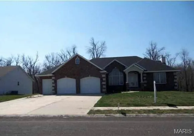 Photo 1 of Sale Pending at 367 Tamarack Ln, O Fallon, IL 62269 | MLS# MIS26049221 | Listing updated on 2026-09-14