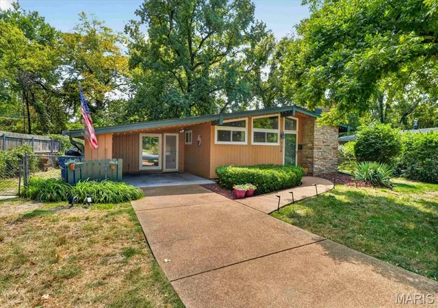Photo 3 of Single family home for sale at 724 Fieldcrest Dr, Saint Louis, MO 63126 | MLS# MIS26049642 | Listing updated on 2026-09-15