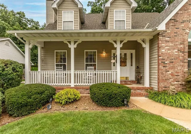 Photo 2 of Sale Pending at 868 Natchez Dr, Saint Charles, MO 63303 | MLS# MIS26050065 | Listing updated on 2026-09-09