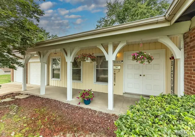 Photo 1 of Sale Pending at 2105 Barcelona Dr, Florissant, MO 63033 | MLS# MIS26050110 | Listing updated on 2026-09-22