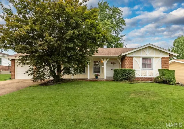 Photo 2 of Sale Pending at 2105 Barcelona Dr, Florissant, MO 63033 | MLS# MIS26050110 | Listing updated on 2026-09-22