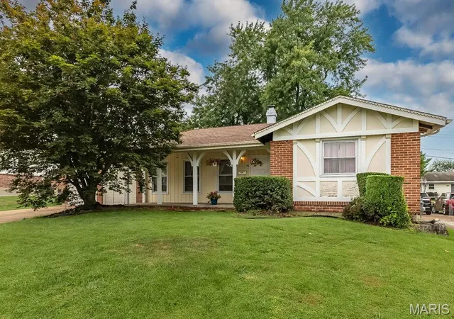 Photo 3 of Sale Pending at 2105 Barcelona Dr, Florissant, MO 63033 | MLS# MIS26050110 | Listing updated on 2026-09-22