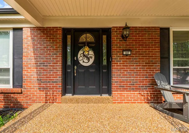 Photo 3 of Sale Pending at 107 Lea Meadows Dr, Ballwin, MO 63011 | MLS# MIS26050190 | Listing updated on 2026-09-12