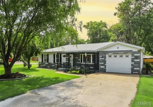 Photo 1 of Sale Pending at 11 Oak Dr, Caseyville, IL 62232 | MLS# MIS26050196 | Listing updated on 2026-09-11