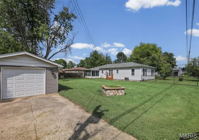 Photo 2 of Sale Pending at 11 Oak Dr, Caseyville, IL 62232 | MLS# MIS26050196 | Listing updated on 2026-09-11