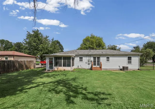 Photo 3 of Sale Pending at 11 Oak Dr, Caseyville, IL 62232 | MLS# MIS26050196 | Listing updated on 2026-09-11