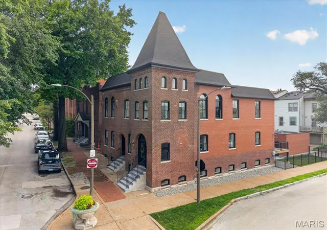 Photo 1 of Single family home for sale at 1201 Mackay Pl, Saint Louis, MO 63104 | MLS# MIS26050531 | Listing updated on 2026-10-06