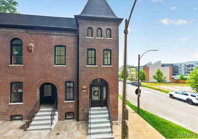 Photo 2 of Single family home for sale at 1201 Mackay Pl, Saint Louis, MO 63104 | MLS# MIS26050531 | Listing updated on 2026-10-06