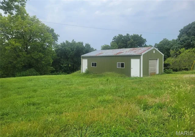 Photo 2 of Sale Pending at 411 N 6th St, Elsberry, MO 63343 | MLS# MIS26050560 | Listing updated on 2026-09-14