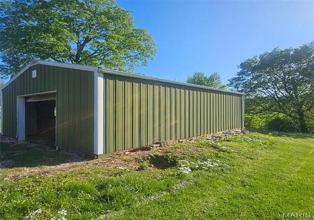 Photo 3 of Sale Pending at 411 N 6th St, Elsberry, MO 63343 | MLS# MIS26050560 | Listing updated on 2026-09-14