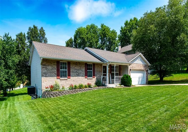 Photo 2 of Sale Pending at 1231 Deer Run Dr Dr, Washington, MO 63090 | MLS# MIS26050594 | Listing updated on 2026-09-17