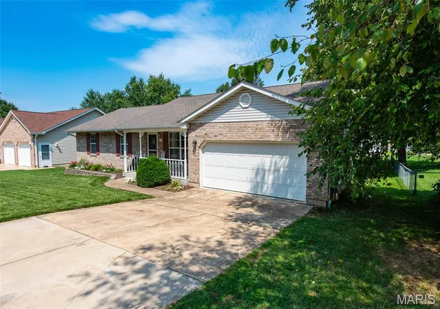 Photo 3 of Sale Pending at 1231 Deer Run Dr Dr, Washington, MO 63090 | MLS# MIS26050594 | Listing updated on 2026-09-17