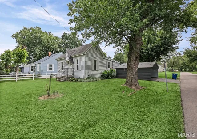 Photo 1 of Single family home for sale at 406 S 5th St, Caseyville, IL 62232 | MLS# MIS26050886 | Listing updated on 2026-09-29