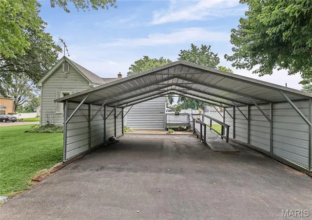 Photo 3 of Single family home for sale at 406 S 5th St, Caseyville, IL 62232 | MLS# MIS26050886 | Listing updated on 2026-09-29