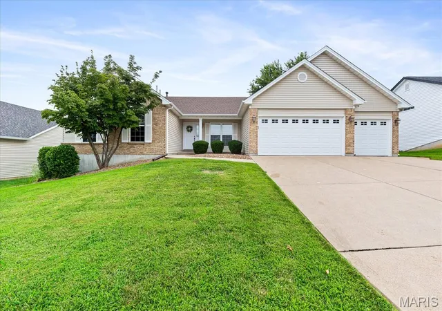 Photo 1 of Sale Pending at 312 Thoreau Blvd, O Fallon, MO 63366 | MLS# MIS26050981 | Listing updated on 2026-09-11