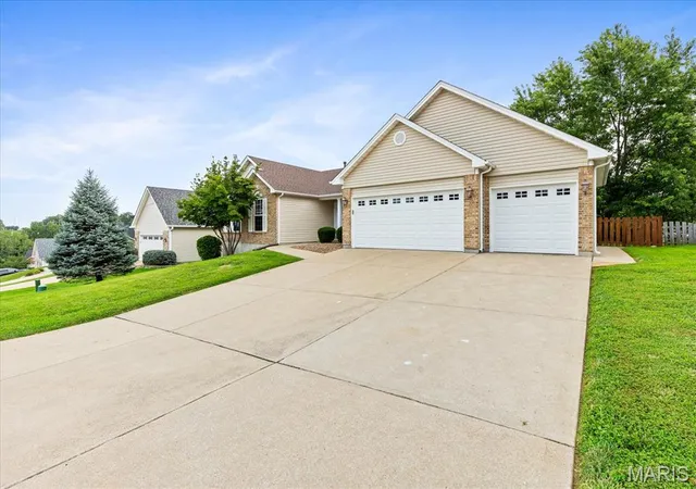 Photo 2 of Sale Pending at 312 Thoreau Blvd, O Fallon, MO 63366 | MLS# MIS26050981 | Listing updated on 2026-09-11