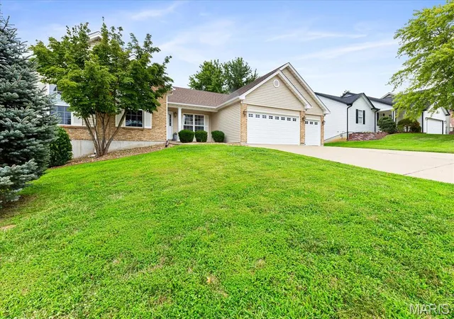 Photo 3 of Sale Pending at 312 Thoreau Blvd, O Fallon, MO 63366 | MLS# MIS26050981 | Listing updated on 2026-09-11
