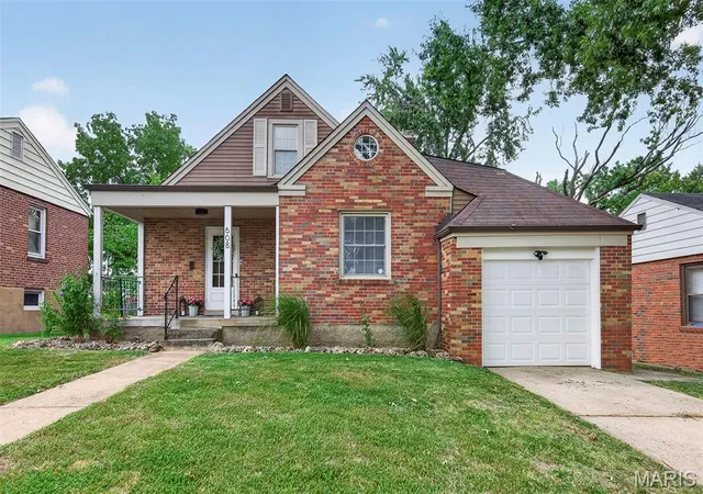 Photo 2 of Sale Pending at 608 Ellwine Dr, St Louis, MO 63125 | MLS# MIS26051160 | Listing updated on 2026-09-10
