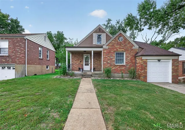 Photo 3 of Sale Pending at 608 Ellwine Dr, St Louis, MO 63125 | MLS# MIS26051160 | Listing updated on 2026-09-10