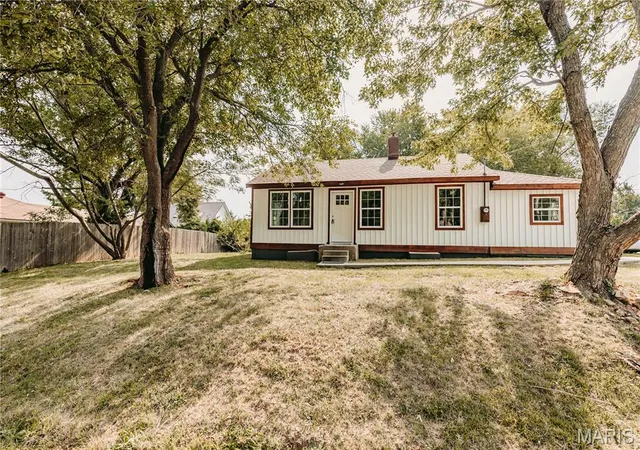 Photo 1 of Single family home for sale at 303 S Pine St, Dixon, MO 65459 | MLS# MIS26051372 | Listing updated on 2026-09-14