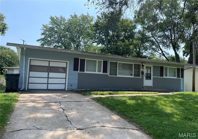 Photo 2 of Sale Pending at 130 Dauphin Ln, Florissant, MO 63033 | MLS# MIS26051374 | Listing updated on 2026-09-14