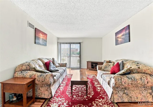 Photo 3 of Sale Pending at 1279 Guelbreth Ln #301, Saint Louis, MO 63146 | MLS# MIS26051435 | Listing updated on 2026-09-15