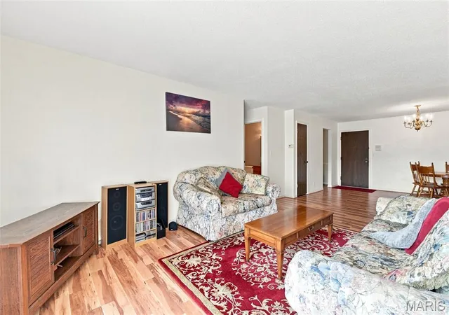 Photo 4 of Sale Pending at 1279 Guelbreth Ln #301, Saint Louis, MO 63146 | MLS# MIS26051435 | Listing updated on 2026-09-15
