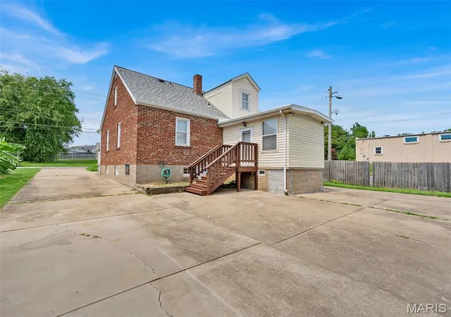 Photo 3 of Single family home for sale at 2334 Wismer Ave, Saint Louis, MO 63114 | MLS# MIS26051544 | Listing updated on 2026-09-15